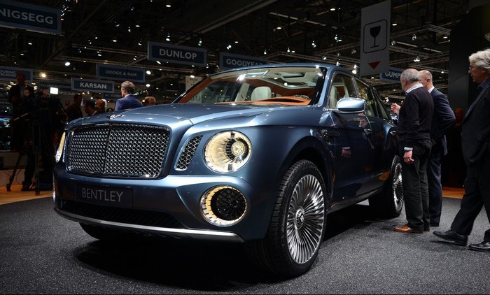 EXP Bentley 9 F SUV nổi bật với tản nhiệt ma trận và bộ đèn tròn đẹp mắt với công suất lớn.